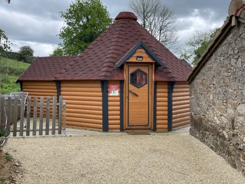 Le gîte Kota aux tuiles rouges des Chambres d'hôtes Le Petit Moulin, Pouzauges, vue sur le jardin