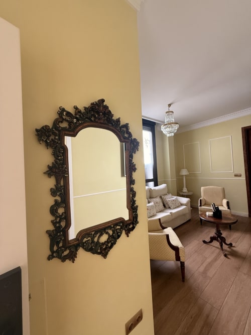 Elegante suite en apartamento de Sevilla con espejo ornamental, paredes color crema y muebles clásicos en Edificio San Esteban 16