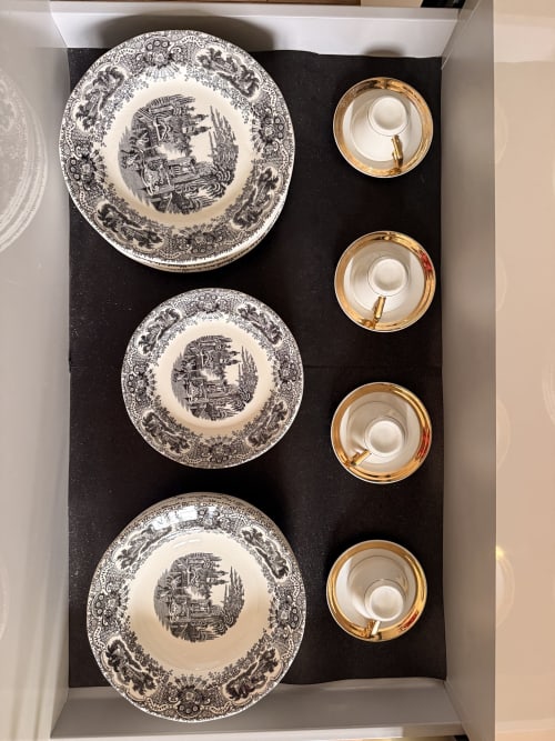 Elegante vajilla en Suite 1A Monardes, Edificio San Esteban 16, Sevilla, con platos de patrón blanco y negro