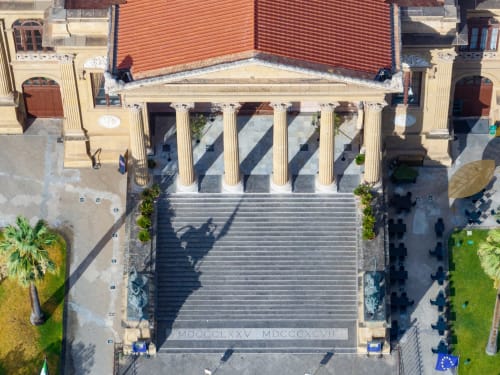 Vista aerea di edificio in stile greco classico con colonne a Palermo, presso la struttura Mizzica Rooms