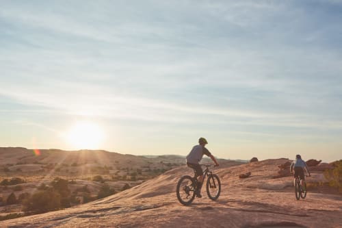 Bikers su terreno roccioso al tramonto vicino a Ceva, Italia - attività outdoor Residenza Basiglio