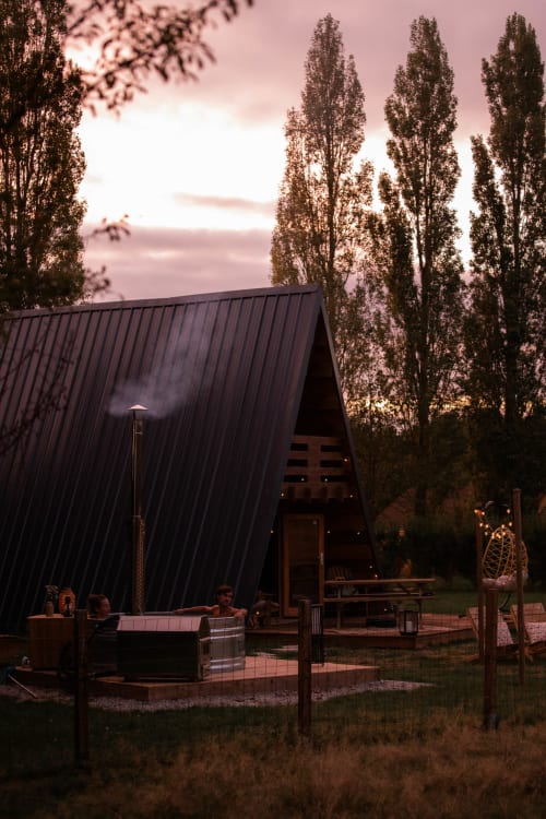 Gîte moderne en A au crépuscule avec peupliers, salon extérieur et vue sur le jardin à Mesnil & Une Nuit, France