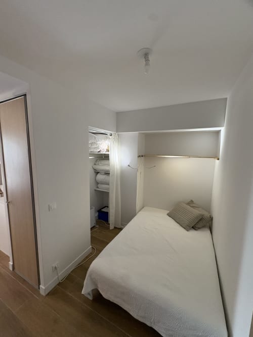 Chambre moderne de l'appartement 3 pièces Varsea à Vars avec lit, rangements intégrés et parquet