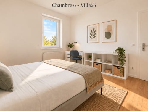 Chambre lumineuse à la Villa55 à Metz avec lit queen-size, espace de travail, rangements et vue sur la ville