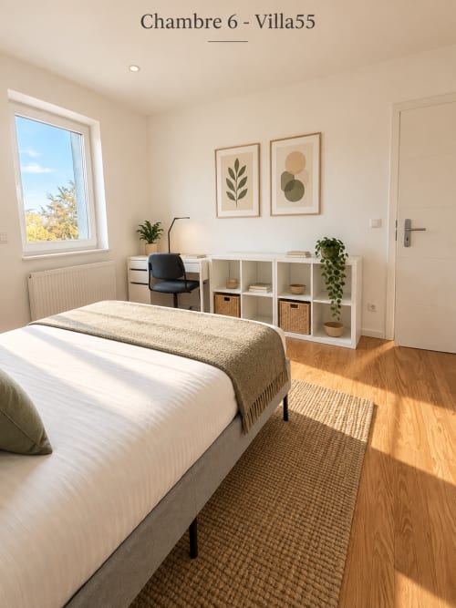 Chambre lumineuse à la Villa55 Mattbnb à Metz avec lit, bureau, étagères de rangement et vue sur la ville