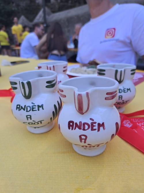 Handcrafted ceramic bowls with 'Andém' text at Villa Vista Lago di Como event in Bellano