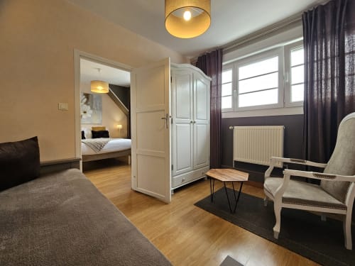 Spacieuse chambre Les Galets aux Portes du Hable B&B à Cayeux-sur-Mer : chambre, coin séjour, fauteuil et équipements modernes