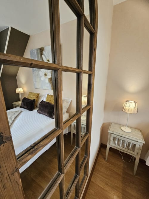 Armoire miroir moderne dans la chambre Les Galets de la Chambre d'hôtes Les Portes du Hable, Cayeux-sur-Mer, avec lit garni de coussins