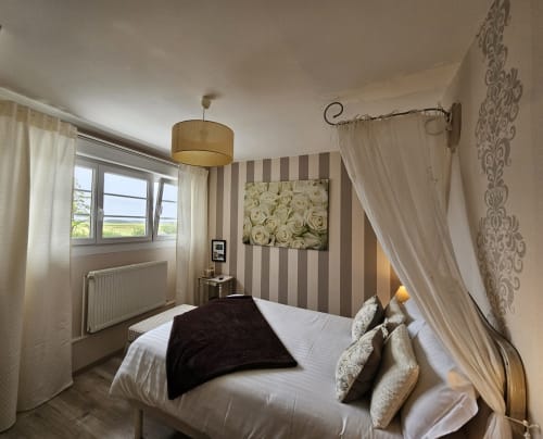 Chambre élégante aux Mollières, Portes du Hable B&B à Cayeux-sur-Mer avec lit à baldaquin et murs rayés