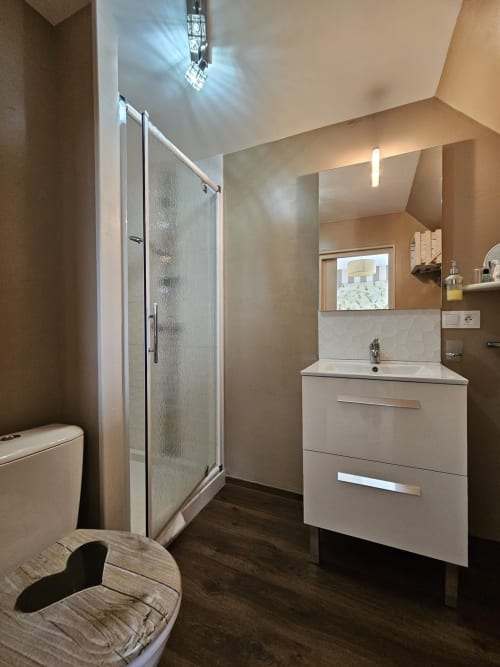 Salle de bain moderne de la chambre Les Mollières, Gîtes Portes du Hable à Cayeux-sur-Mer avec douche à l'italienne, meuble-vasque blanc et