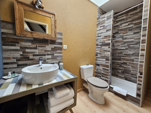 Salle de bains moderne avec lavabo blanc rond, toilettes et douche à l'italienne à la chambre Les Oyats, Gîte Les Portes du Hable, Cayeux-sur-Mer