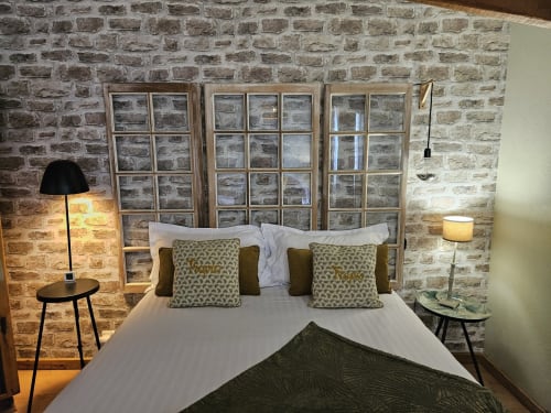 Chambre Les Oyats aux Portes du Hable à Cayeux-sur-Mer : murs en brique, tête de lit vintage et ambiance chaleureuse