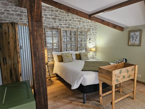 Chambre Les Oyats à la Chambres d'hôtes Les Portes du Hable à Cayeux-sur-Mer, Baie de Somme, avec lit queen-size, murs en pierre et éléments en bois