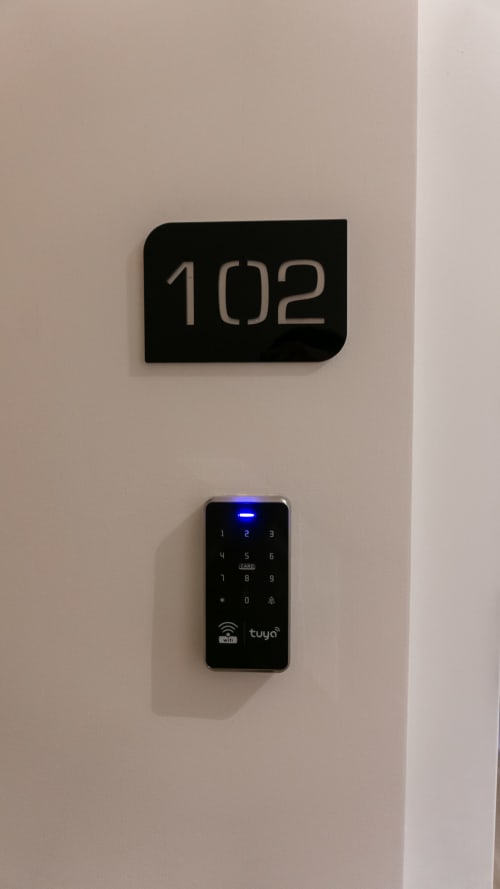 Tastierino digitale della stanza 102 con sistema di serratura intelligente Tuya presso l'appartamento Marelia Suites in Italia