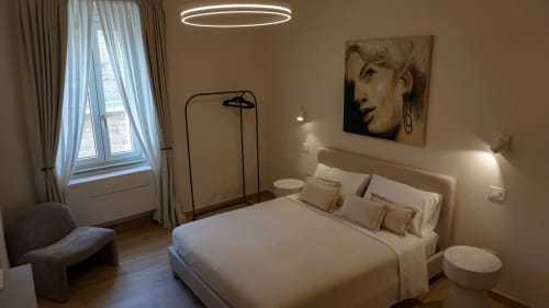 Camera moderna di Marelia Suites con letto queen, vista sulla città, illuminazione contemporanea e arredi eleganti