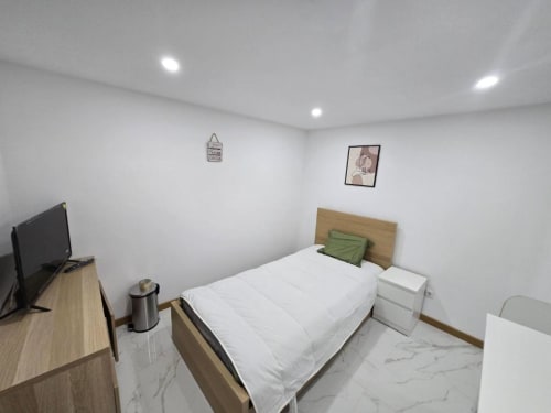 Quarto moderno no hotel Boeing AL em Moreirada Maia com cama, TV e acesso WiFi