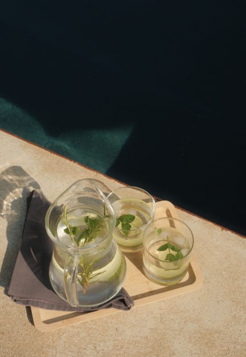 Trois verres d'eau à la menthe rafraîchissants sur un plateau en bois près de la piscine au Moulin Renaudiots, Autun
