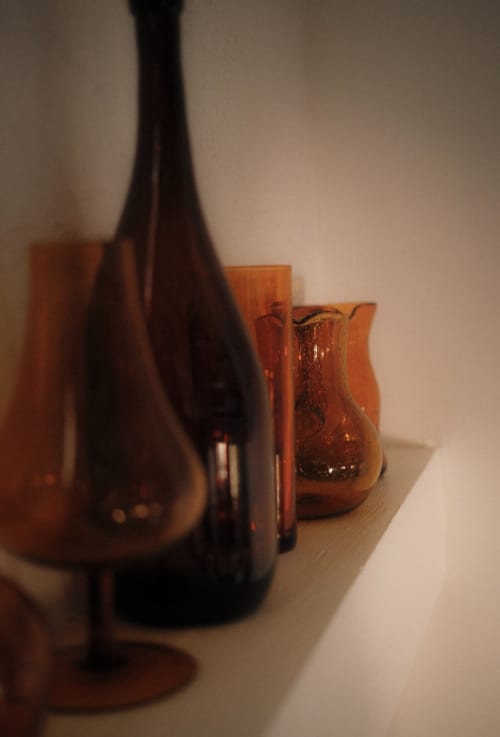 Bouteille de vin foncé et verres ambrés à l'hôtel Moulin Renaudiots à Autun, France