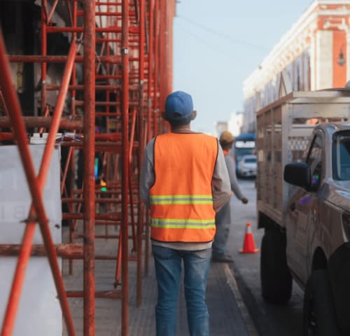 Trabajador de construcción con chaleco de seguridad naranja en Hostal Zaragoza Centro, Zaragoza