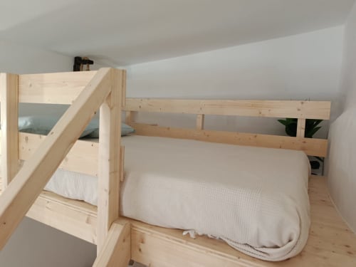 Beliche de madeira com roupa de cama branca no quarto Alfarroba do Cerro da Janela Hostel, Alte Portugal