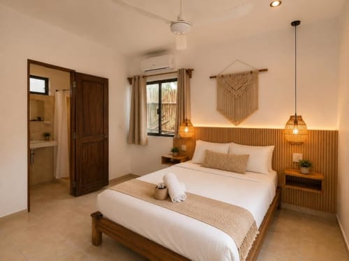 Suite moderna en Hotel Holbox Centro con cama de madera, tejido de pared, lámparas colgantes y baño ensuite en Holbox