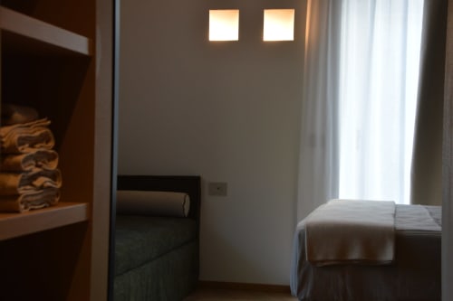 Camera Muschio a Villa Rosati a Sanzeno: letto, specchio, vista giardino e servizi accessibili