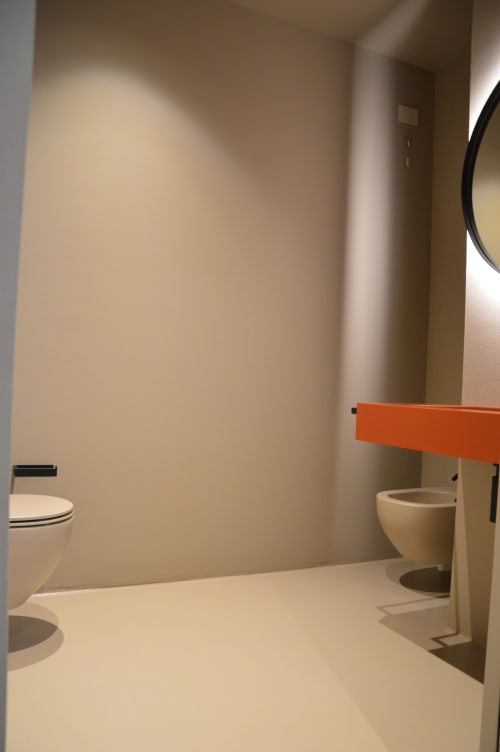 Bagno moderno nella camera Resina di Villa Rosati, Sanzeno, con design minimalista, wc, lavabo e barra arancione