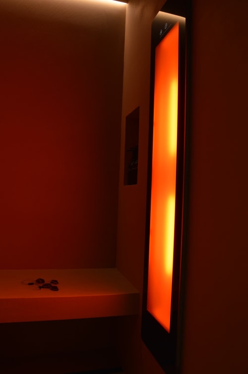 Calda luce arancione dalla pioggia di sole nella sala Resina di Villa Rosati, Sanzeno