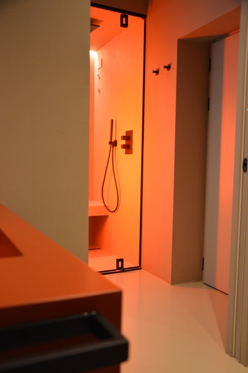 Moderna cabina doccia con piastrelle arancioni e porta in vetro nella camera Villa Rosati Resina di Sanzeno, Italia