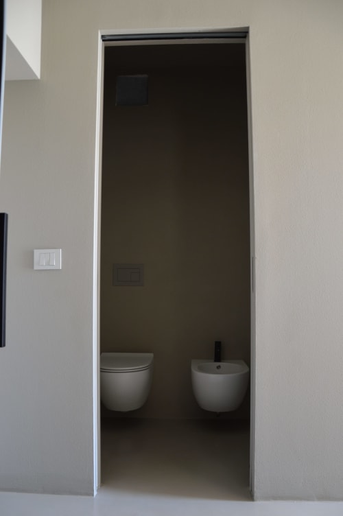 Bagno moderno di Villa Rosati con wc e bidet sospesi a Sanzeno, Italia