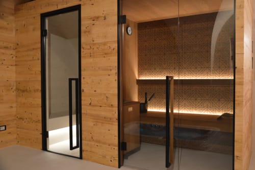Bagno spa moderno di Villa Rosati con pareti in legno, box doccia in vetro e dettagli di piastrelle decorate a Sanzeno