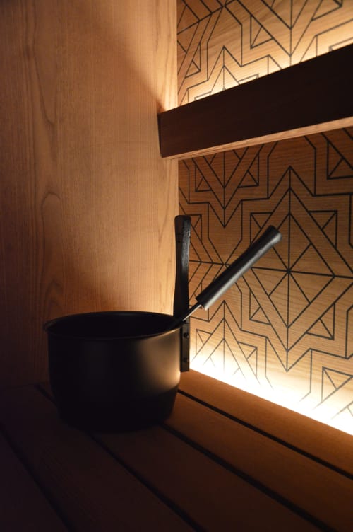 Calderone nero con motivo geometrico in retroilluminazione presso la boutique B&B Villa Rosati di Sanzeno