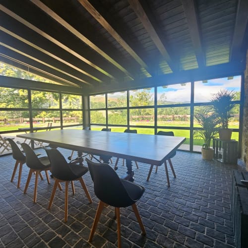 Comedor moderno del Hotel Izarbe con paredes de cristal con vistas a la campiña de Burgos