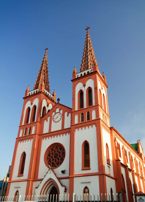 Église coloniale rouge et blanche aux deux clochers à Lomé, Togo près du gîte Nomads Kodjoviakopé