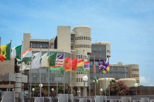 Kodjoviakopé BnB Nomads à Lomé, Togo : architecture moderniste et drapeaux internationaux