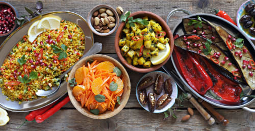 Assiette méditerranéenne colorée au Nomads Kodjoviakopé de Lomé : couscous, légumes rôtis, poisson grillé et fruits secs