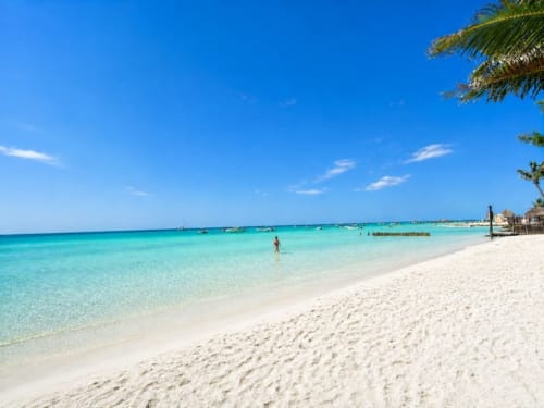 Playa de arena blanca inmaculada con aguas turquesas en Hotel Holbox Centro, Isla Holbox México