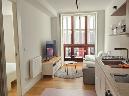 Moderno estudio en Hotel Izarbe, Burgos: kitchenette, sala de estar y balcón con vistas a la ciudad