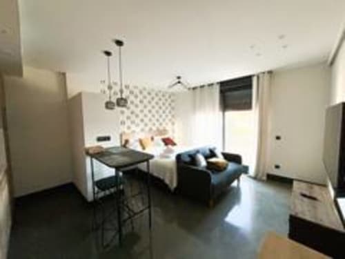 Moderno estudio en Madrid Río con cama, sofá, cocina americana y vistas a la ciudad