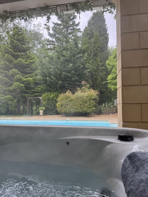 Whirlpool mit Blick auf Waldgärten und Pool im Domaine de Bize, Mirepoix