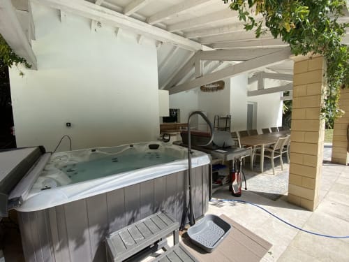 Überdachte Terrasse mit Whirlpool, Essbereich und Loungezone im Domaine de Bize, Mirepoix