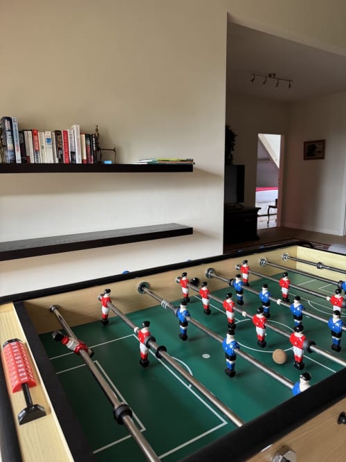 Kickertisch im Spielzimmer der Familiensuite mit Bücherregalen im Domaine de Bize Herrenhaus in Mirepoix