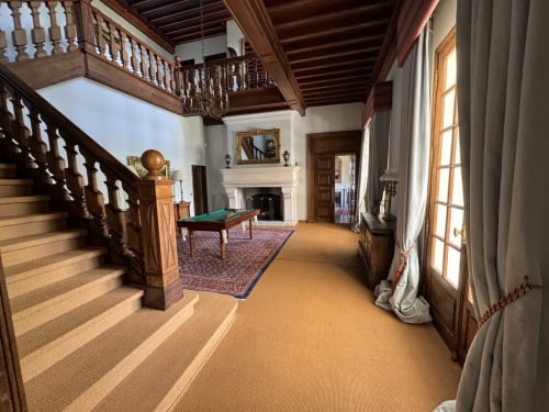 Elegante Familiensuite im Domaine de Bize Mirepoix mit Holztreppe, Kamin, Billardtisch und historischen Möbeln