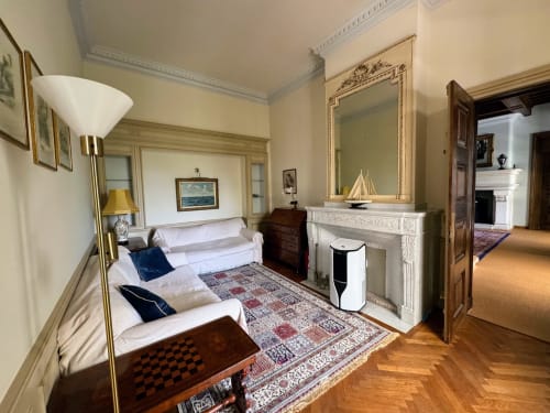 Elegantes Schlafzimmer im Domaine de Bize Mirepoix mit Doppelbetten, Kamin, verziertem Spiegel und authentischer Époque-Dekoration in Ariège