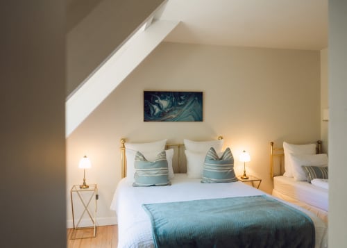 Helles Dachschlafzimmer auf dem Domaine de Bize Mirepoix mit Teakzugang, Messinglampen und Dachfenster in Ariège Okzitanien