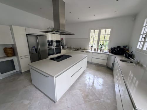 Moderne weiße Küche mit Insel und Edelstahlgeräten im Domaine de Bize Mirepoix