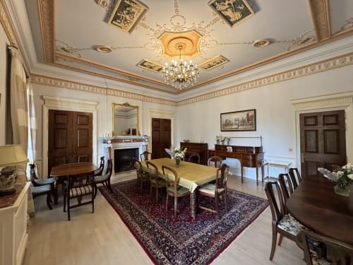 Elegantes formales Esszimmer im Domaine de Bize Mirepoix mit verzierter Decke, Kamin und klassischen französischen Möbeln