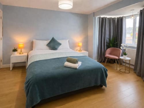 Dormitorio moderno en Catherines House Kings Cross, Londres con cama doble, detalles en azul verdoso y mobiliario contemporáneo
