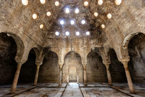 Corridor voûté ancien avec éclairage contemporain à l'hôtel-spa Eucalyptus Ethnic, El Ghazouane, Maroc