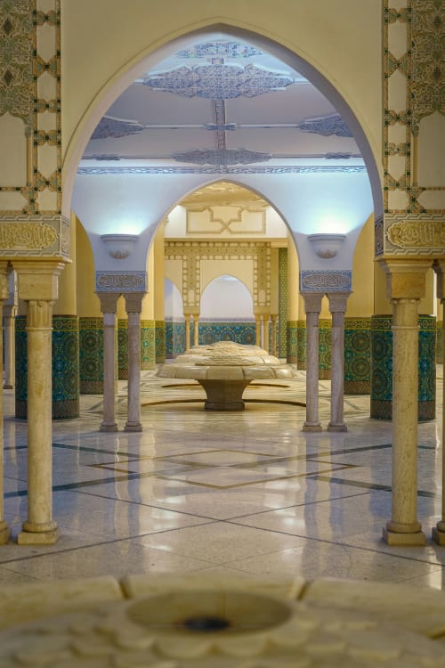 Couloir spa de style marocain avec arcs, colonnes et zelliges turquoise à l'hôtel Eucalyptus Ethnic à El Ghazouane